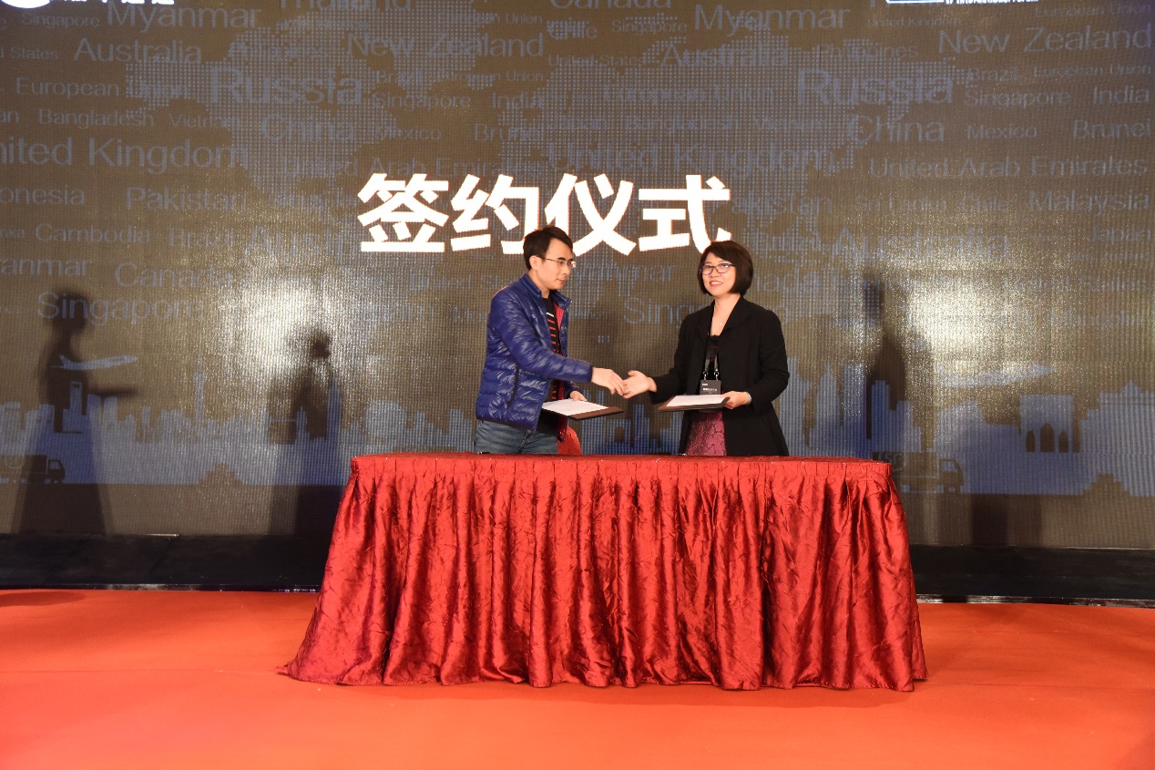 顺丰速运深圳区负责人陈雪颖和跨境企业现场签约